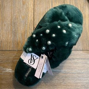 NWT Victoria’s Secret cross Cross Faux Fur Slippers